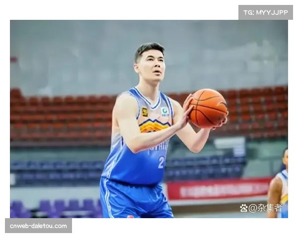 【2026年4月CBA联赛·赛中·花絮特写：赵睿伤退，新疆队长阿不都沙拉木召集全队围拢鼓舞士气